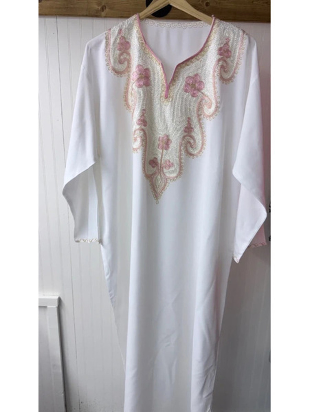 white long kaftan dress pink white floral embroidery paisley V-neckline cuffs